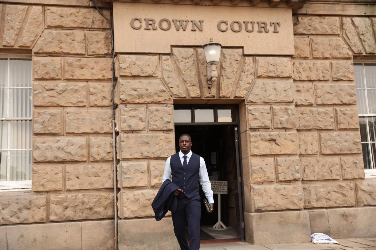 “El caso es simple”, señaló el fiscal Timothy Cray al jurado. “No tiene mucho que ver con el fútbol. Es otro capítulo de una historia muy antigua: hombres que violan y agreden a mujeres porque creen que tienen poder y porque creen que se saldrán con la suya”, prosiguió.