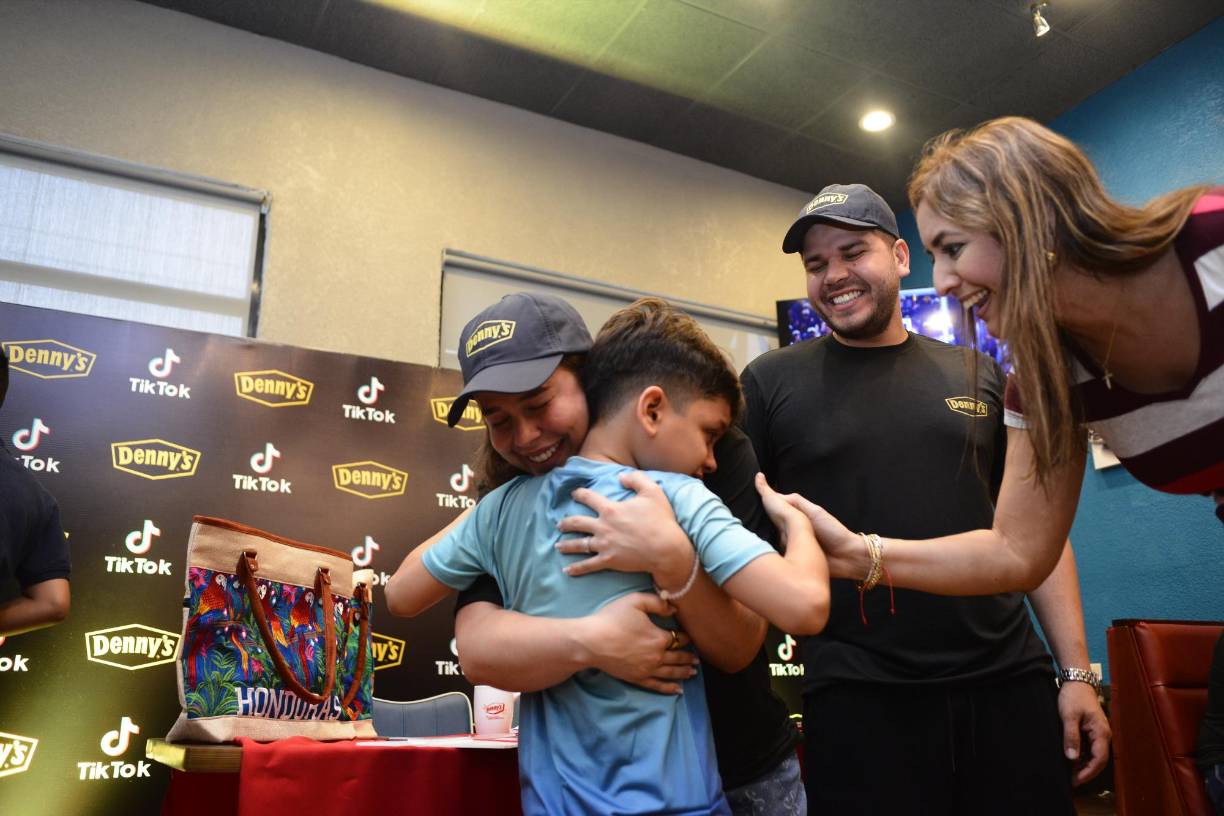 Finalmente el pequeño se fundió en un cálido abrazo con Antonia Botero.