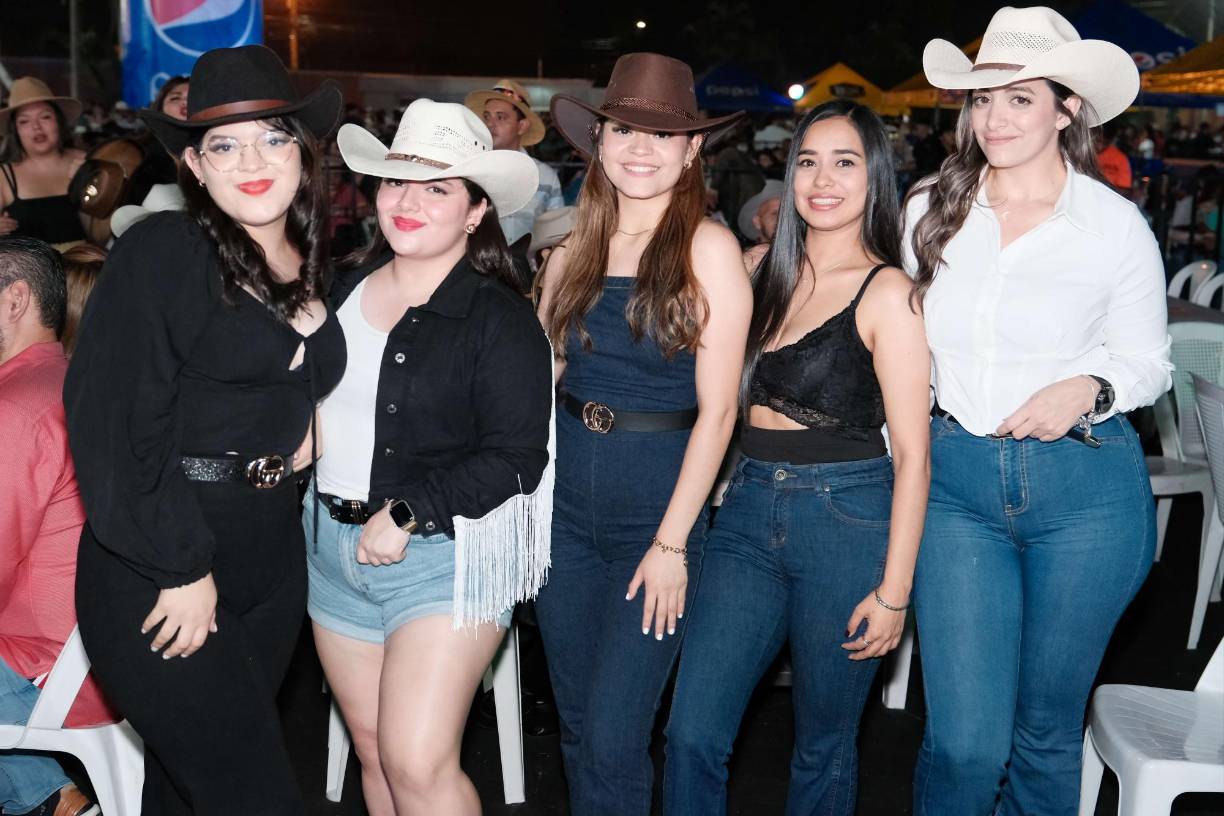 Marcela Laínez, Gabriela Fálope, María José Laínez, Isamar Izaguirre y Betsabe Fálope