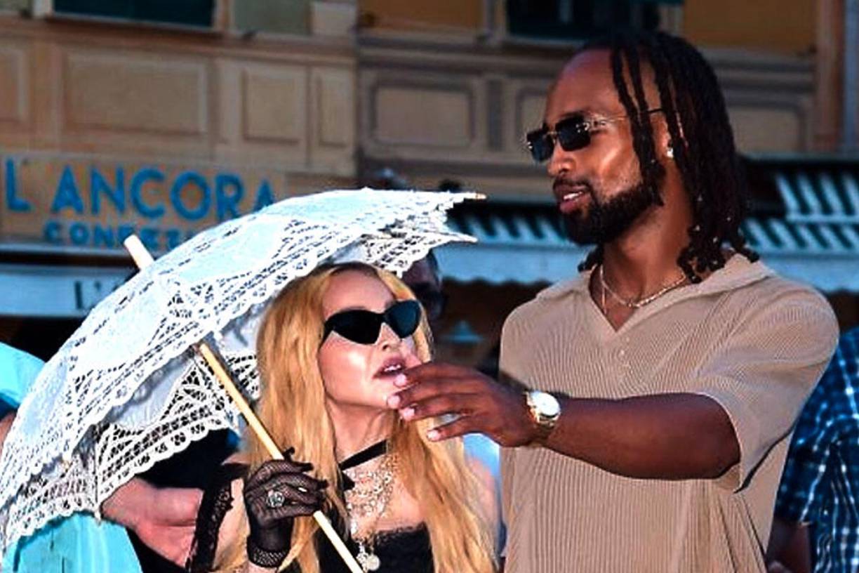 Madonna, de 65 años, está llamando la atención de los medios internacionales una vez más pero esta vez no son solo sus icónicas elecciones de moda o su último éxito que encabeza las listas. No, ahora es por su nuevo novio, Akeem Morris, de 28 años, nacido en Jamaica.