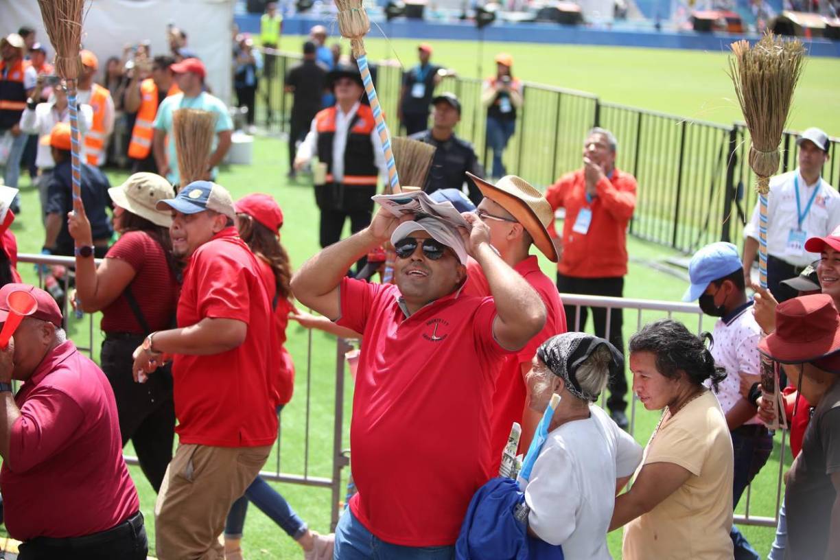 Los afines al partido de Gobierno realizaron una marcha paralela. 