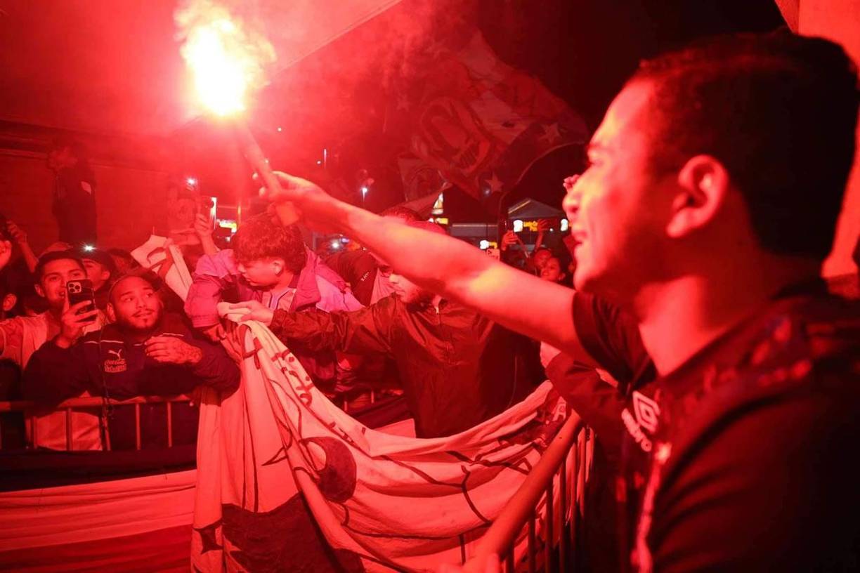 Las bengalas rojas adornaron la fiesta blanca en Tegucigalpa. A esa misma hora, el archirrival Motagua estaba haciendo su respectivo banderazo.