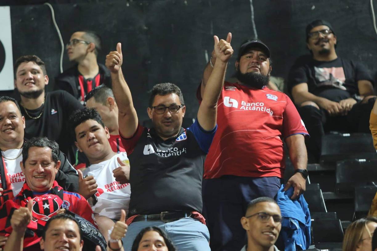 Aficionados del Olimpia se hicieron presentes en el estadio Alejandro Morera Soto para apoyar a su equipo en la gran final de la Liga Concacaf.
