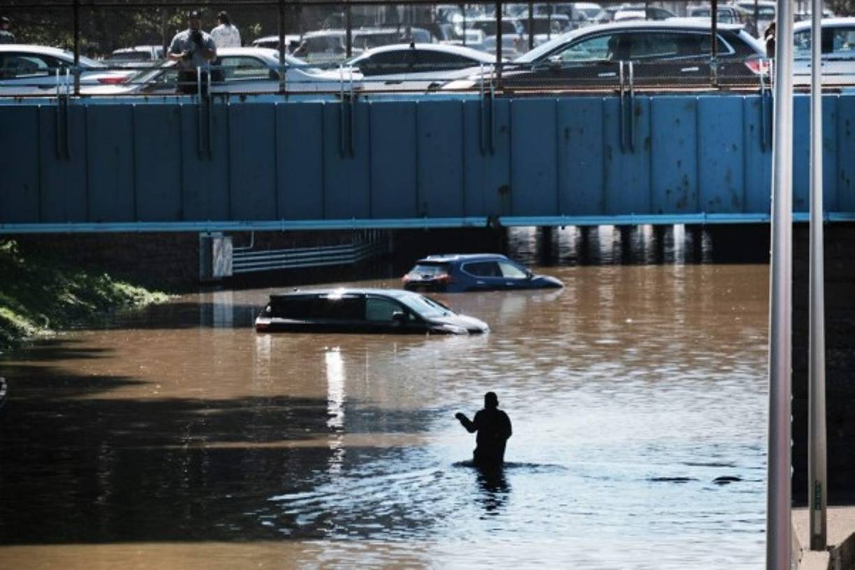 Alrededor de 98.000 hogares en Pensilvania, 60.000 en Nueva Jersey y 40.000 en Nueva York estaban sin electricidad, según el sitio web poweroutage.us.