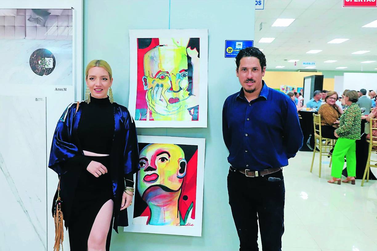 Mailin Ham y Carlos Lamothe junto a la obra “Derramado en luz”. 