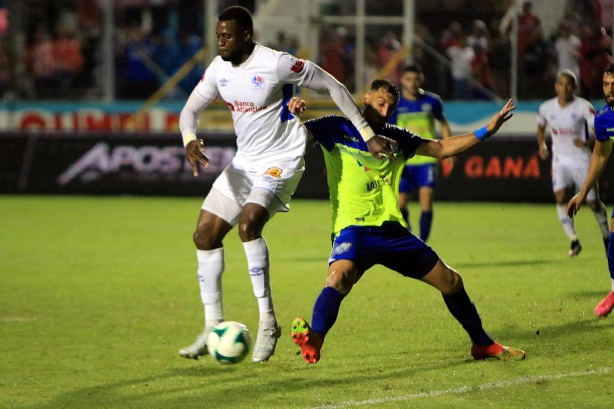 Yustin Arboleda hizo un taquito excepcional en el área de Potros, pero su disparo pasó a un lado de la portería de Harold Fonseca.