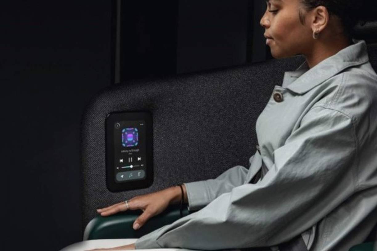 Cuenta con pequeños detalles especialmente pensados para pasajeros temporales como por ejemplo cargador para cada asiento, pantallas de táctiles, controles de climatización y portavasos entre otras cosas.