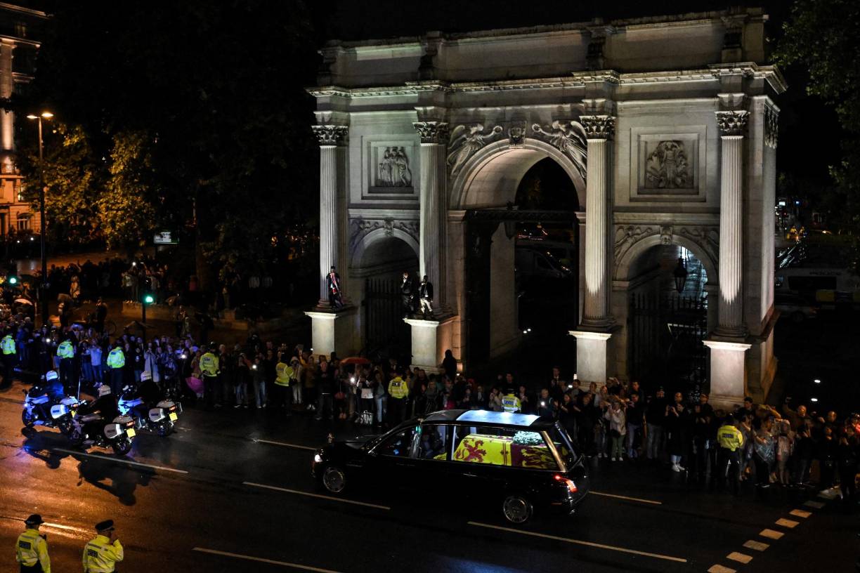 Los londinenses tendrán varios días para presentar sus respetos a la difunta monarca, hasta la madrugada del lunes 19, día en que se celebrará su funeral de Estado en la Abadía de Westminster y será inhumada en Windsor.