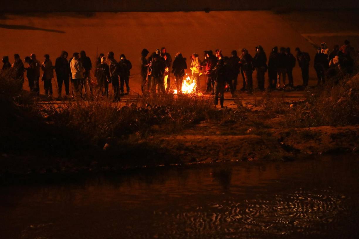 Luego los migrantes se reunieron a la orilla del Río Bravo para cruzar en caravana hacia Estados Unidos.