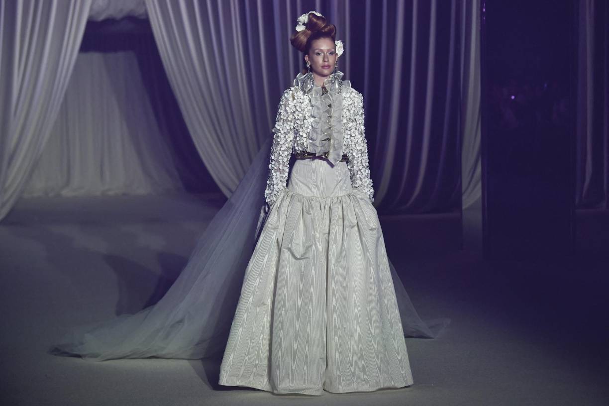 La actriz brasileña Marina Bui Barbosa con una creación de Giambattista Valli durante la presentación de la colección Spring-Summer 2023 de Alta Costura.