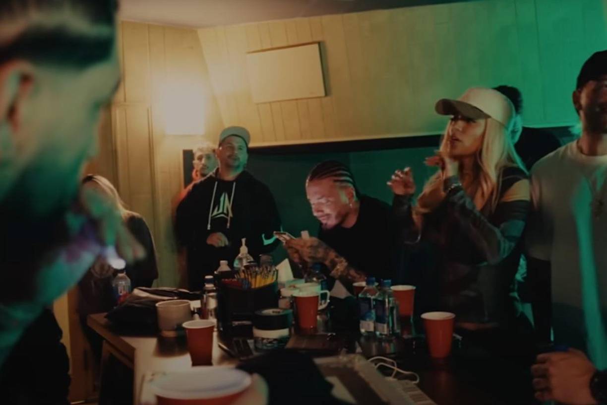 Sin embargo, la controversia llegó con la publicación de una reseña de la revista Rolling Stone en Español, que alertó que “el aspecto más preocupante de ‘+57’ es su letra. En un momento Feid y Maluma cantan: ‘una mamacita desde los fourteen/Entra a la disco y se siente ki/Mami, estos shots yo me los doy por ti”.