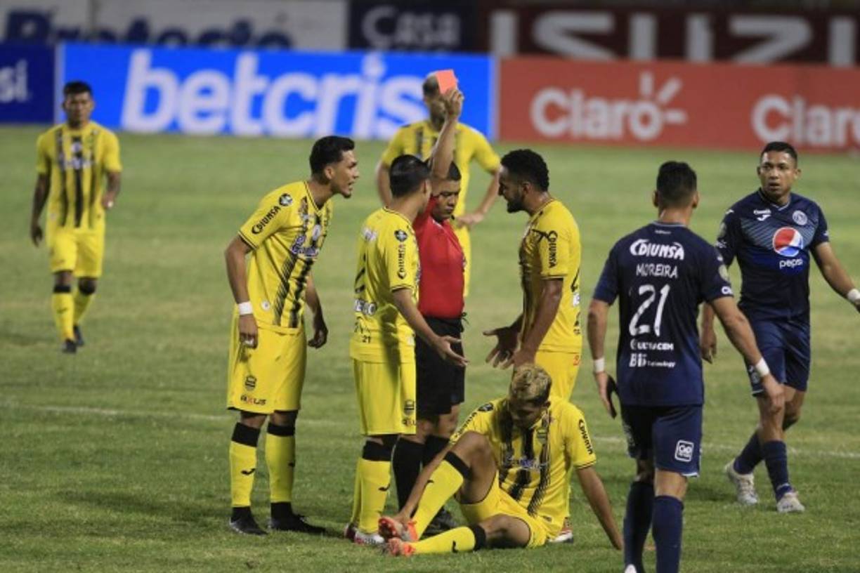 Armando Castro expulsó a Getsel Montes tras una tremenda patada a Gonzalo Klusener.