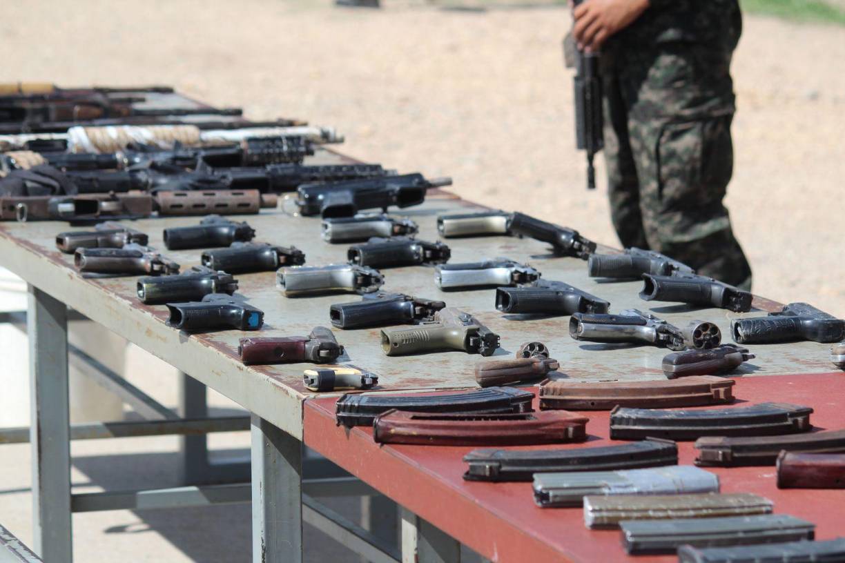 La misma fuente ha mostrado esta semana fotos y vídeos de las armas de grueso calibre, entre fusiles, subametralladoras, pistolas, puñales y granadas, entre otros pertrechos, halladas en cinco prisiones.