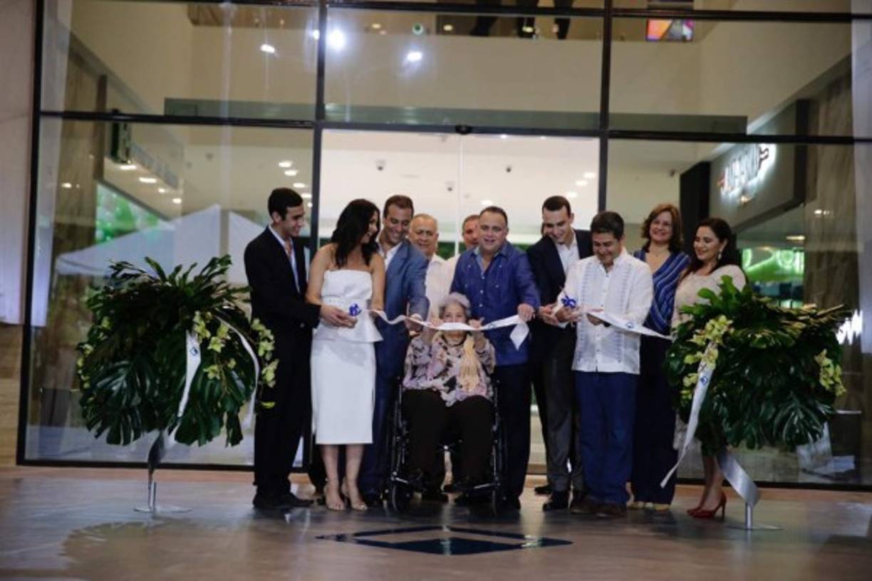 El presidente de Honduras, Juan Orlando Hernández, inauguró hoy en San Pedro Sula, el parque tecnológico Century Business Square.
