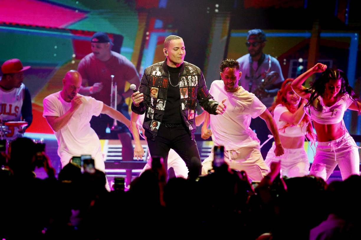 “Yo sabía adónde se dirigía el género. Ninguno me ha dicho que no. Así que gracias por contribuir conmigo a esta idea que tuve en esta visión y que ahora veo que es el género número del mundo”, resaltó el salsero. Luego de este momento, el artista puertorriqueño atendió a los medios en una corta conferencia de prensa, en la que dijo que estos premios “de cierta manera” le rejuvenecen.