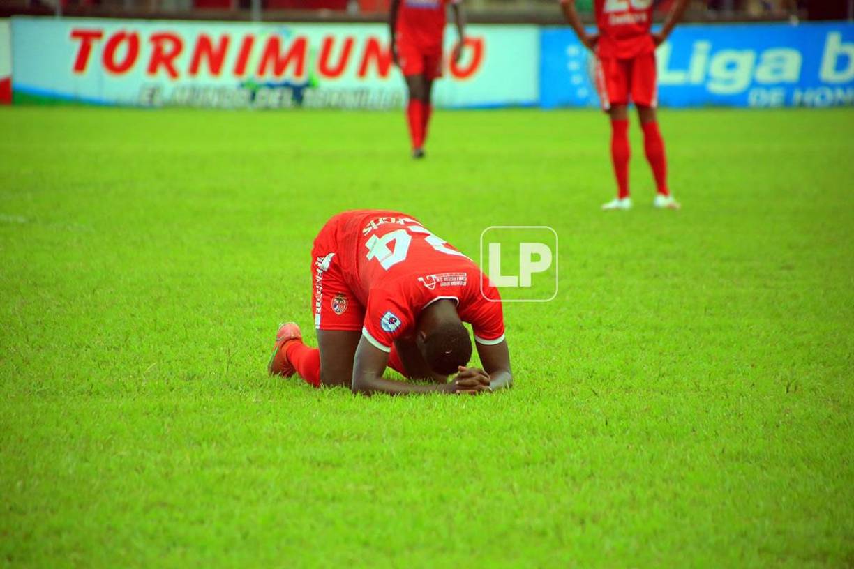Los jugadores de la Real Sociedad agradecieron por el empate contra el Olimpia.