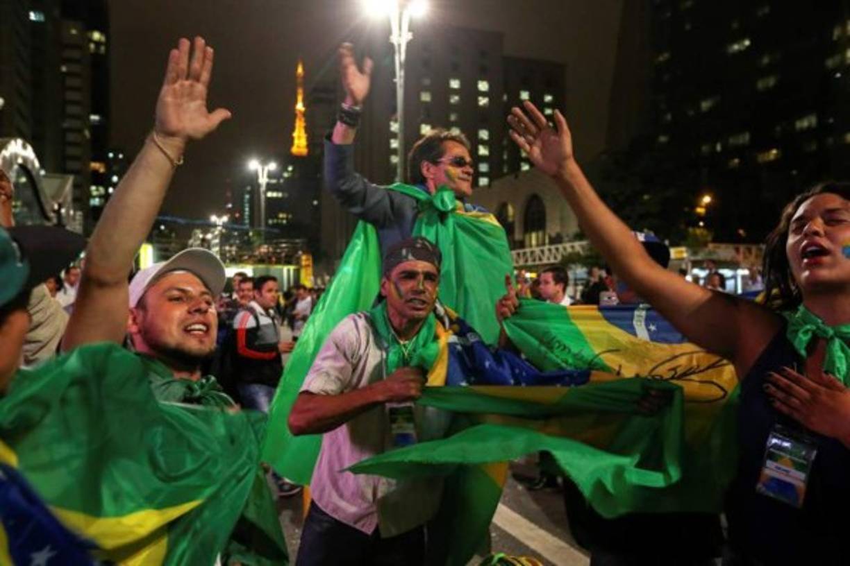 Frente al senado hubo protestas exigiendo la separación de la mandataria.