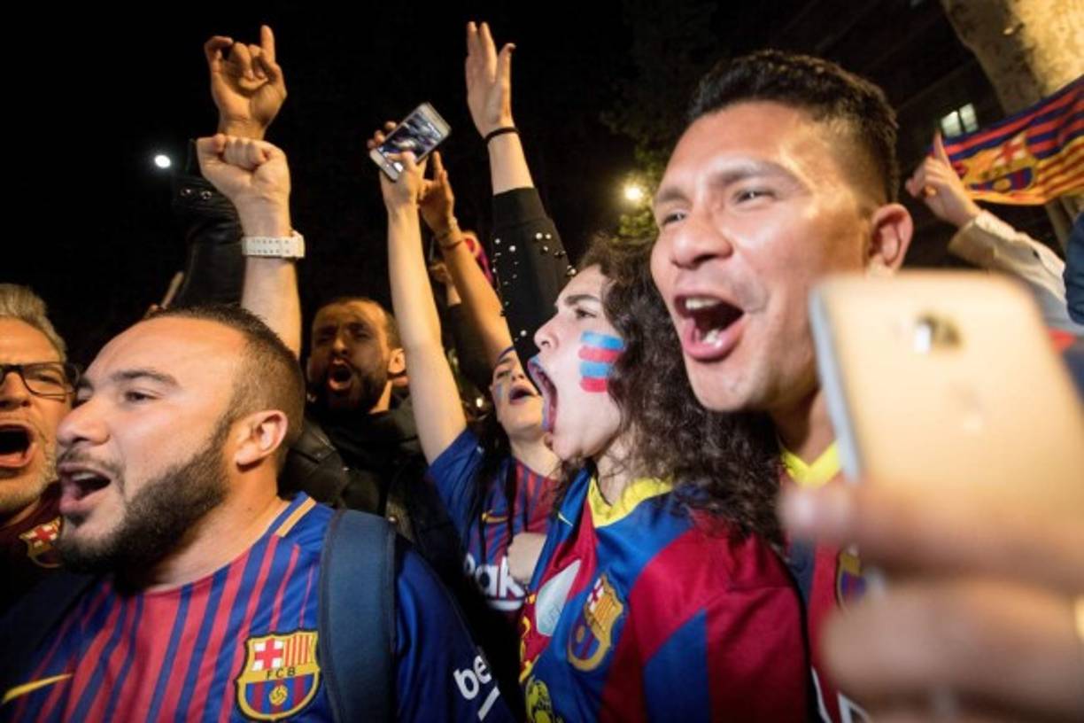 GRAF5763. BARCELONA, 29/04/2018.- Seguidores del FC Barcelona celebran el título de Liga en la Fuente de Canaletas, en Barcelona, después de que su equipo venciera esta noche al Deportivo de La Curuña en el estadio de Riazor. EFE/Marta Pérez