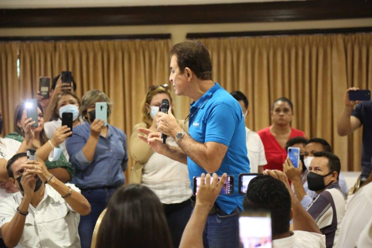 Firmó con Castro y Manuel Zelaya, coordinador general de Libre, un acuerdo que otorgaría la Presidencia del Congreso a un diputado del PSH. Ahora, en incertidumbre, Nasralla presionada para que el acuerdo se cumpla. Nasralla, aunque se autocalifica como “de centro”, representa una facción del próximo Gobierno más tendida sobre el conservadurismo, que, incluso, según analistas, sirvió a Libre para alejar vientos de señalamientos de “intenciones comunistas”. 