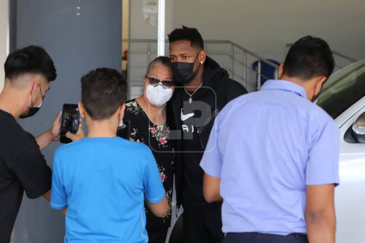 Una señora le pidió una fotografía a Romell Quioto y el delantero hondureño de forma muy amable accedió con la petición.