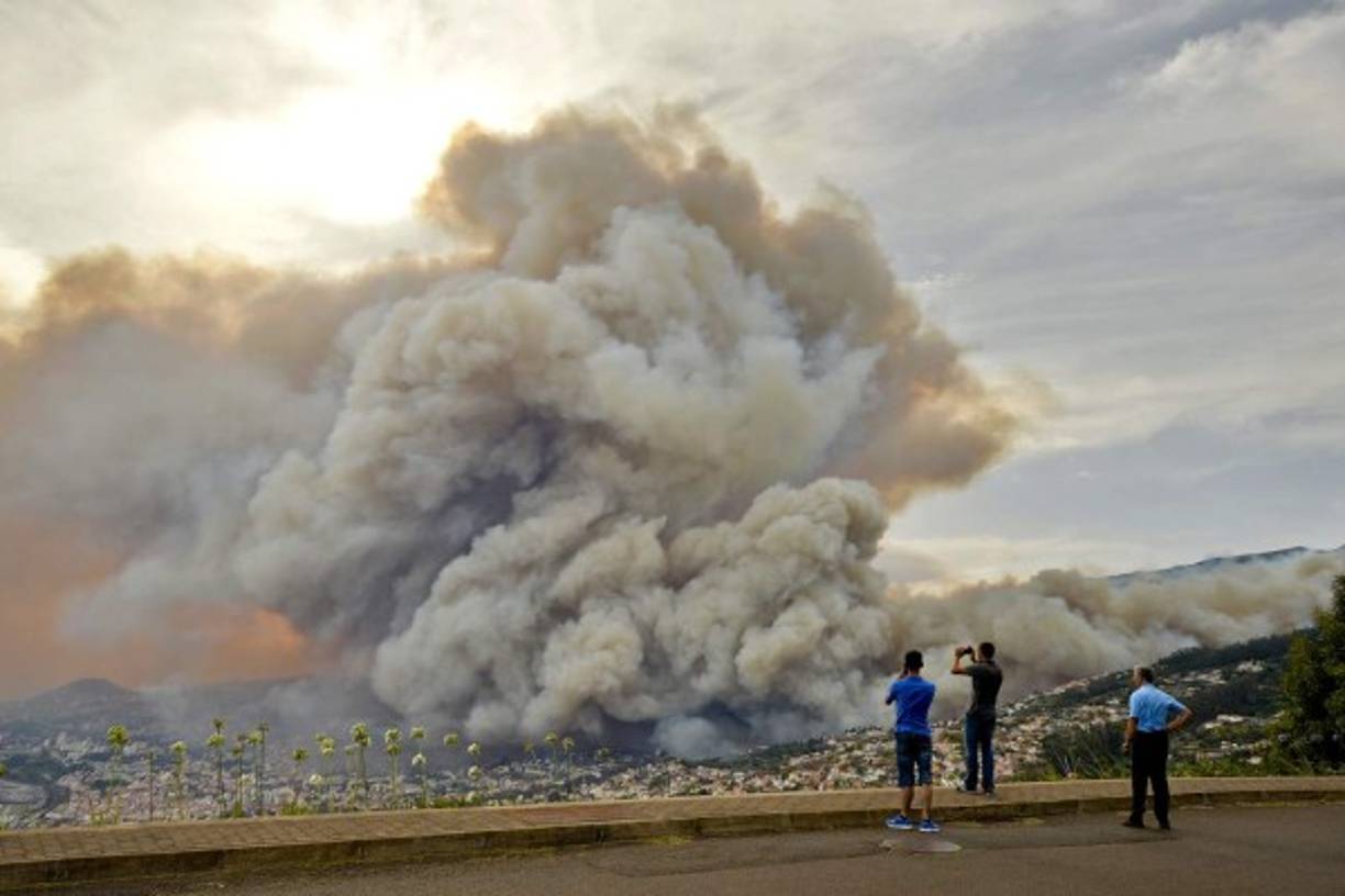 Las llamas de un incendio que se originó en las afueras de Funchal, capital de la isla portuguesa de Madeira, amenazan con alcanzar ahora el centro histórico de esta ciudad de 120.000 habitantes.
