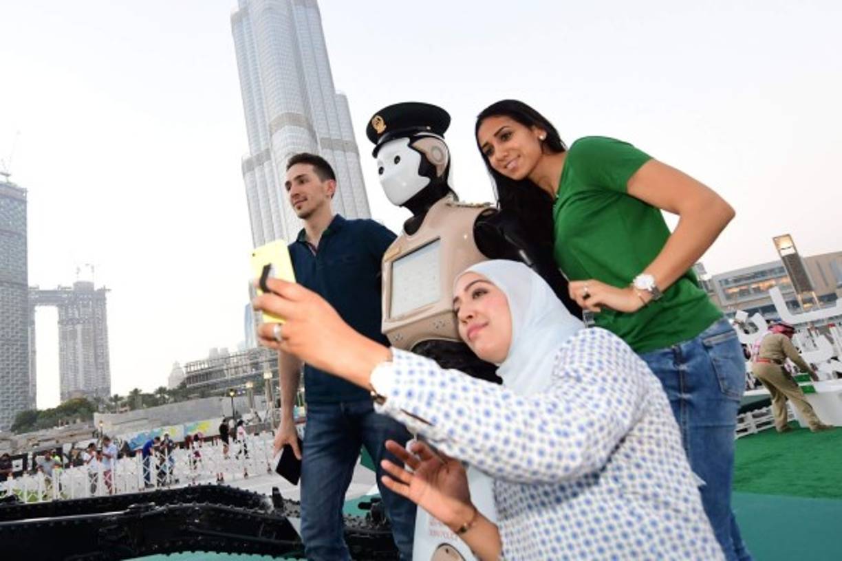 Turistas, residentes extranjeros y locales se hicieron fotos con este extraño humanoide, que circula sobre dos ruedas. AFP