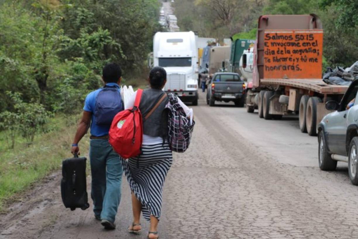 Los pobladores tuvieron que caminar para poder cruzar a pie por la falla y tomar otro vehículo.
