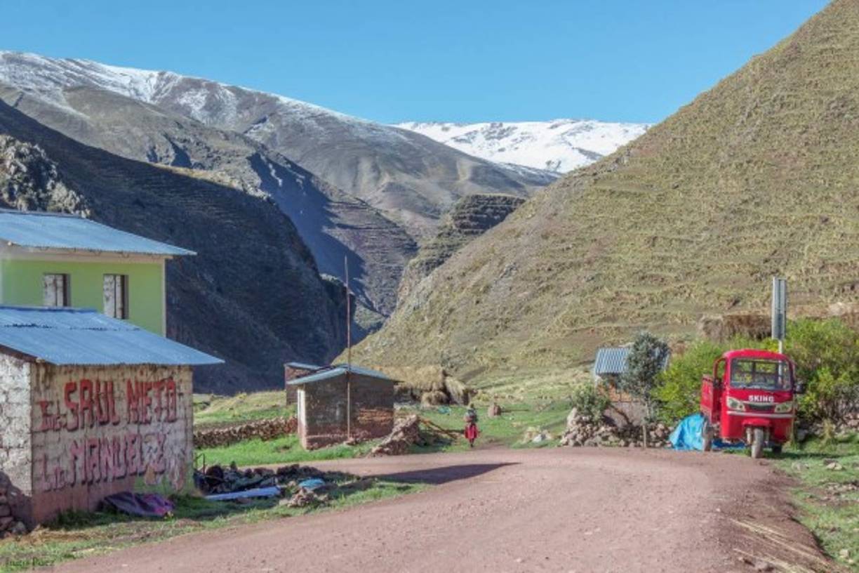 Antes de empezar a caminar hacia la cima de vinicunca se pasa por varios pueblos pequeños con muy lindos paisajes en los que se aprecian los andes en todo su esplendor.