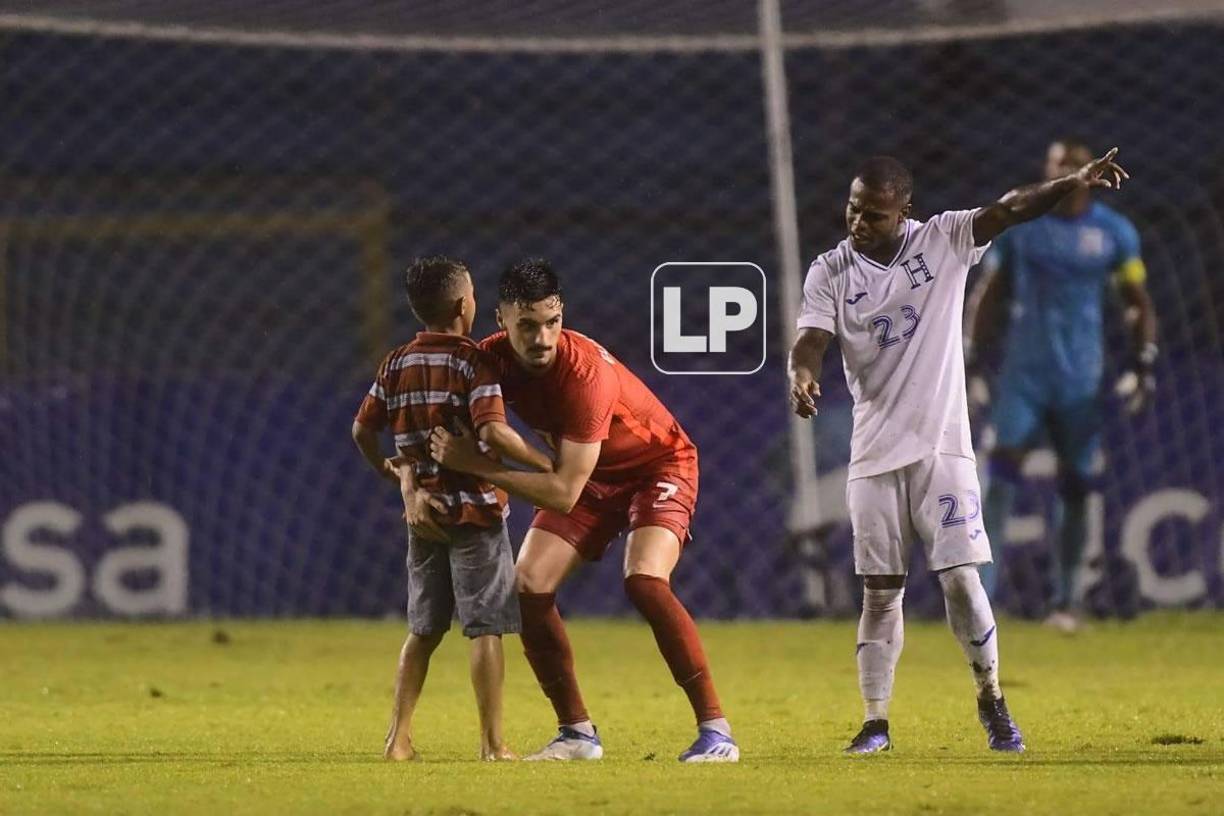 El canadiense Estephen Eustaquio sacando a un niño que se metió al campo del Olímpico.