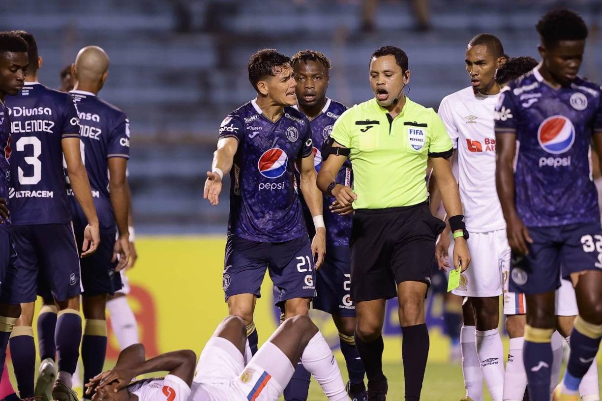 A los 45 minutos en el tramo final del primer tiempo llegó la polémica que marcó el clásico de Tegucigalpa. El central Marcelo Pereira perdió el control al agredir al zaguero José García y fue expulsado. Además, se marcó penal a favor del Olimpia.