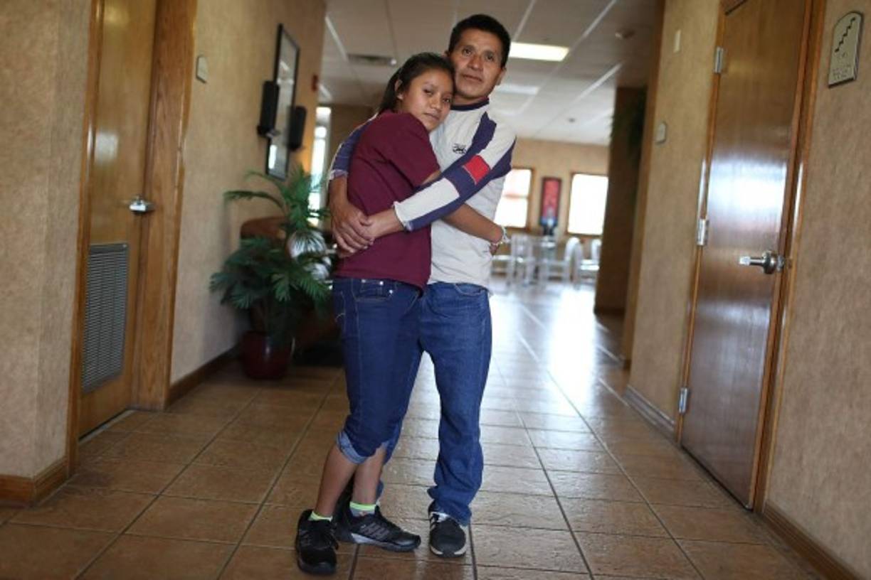 El gobierno considera 'inelegibles' las reuniones familiares si no han podido confirmarse los vínculos o si los padres tienen antecedentes criminales, padecen una enfermedad contagiosa o no han sido localizados tras haber sido deportados del país.