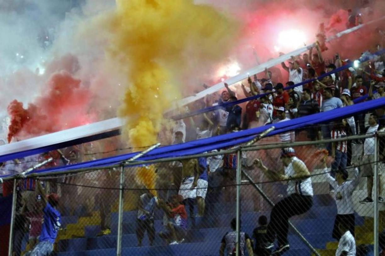 La barra del Olimpia no faltó en el estadio Morazán.