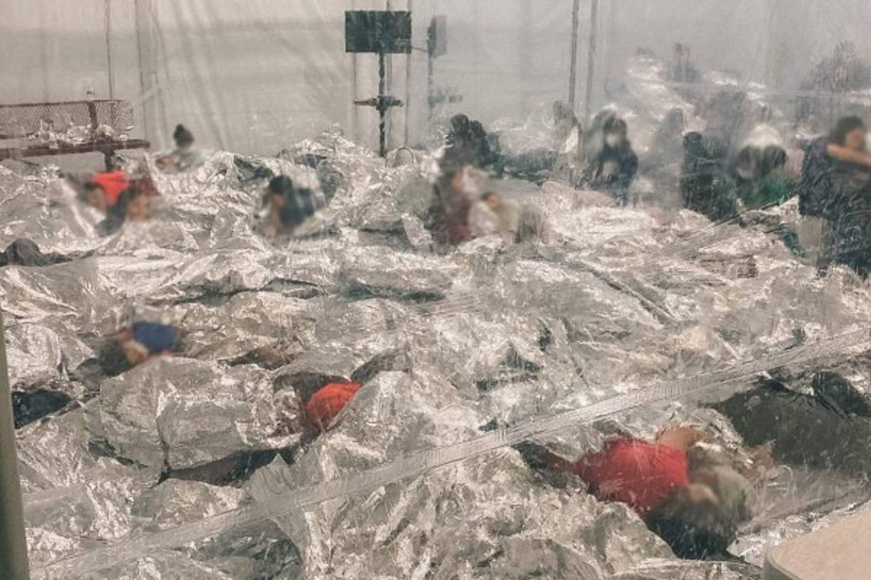 El Senador de Indiana, Mike Braun, dijo a medios locales que funcionarios del Gobierno de Biden les exigieron que borraran las fotos que tomaron de las instalaciones, sin embargo, hicieron caso omiso y publicaron las imágenes en Twitter.