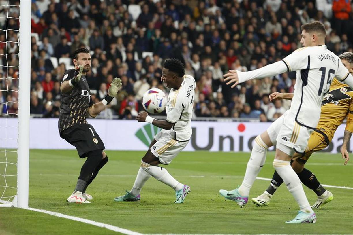 Este domingo en el Santiago Bernabéu hasta en 22 ocasiones disparó un Real Madrid desacertado (cuatro tiros del Rayo), en el que ni Vinicius ni Joselu, encontraron la inspiración.