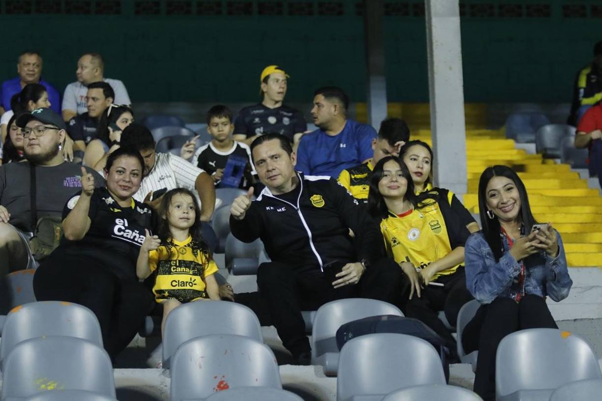 Muchos aficionados aprovecharon para llevar a sus hijos al estadio.