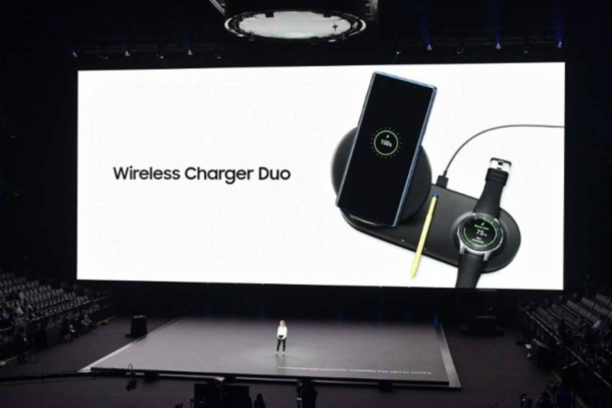 Los nuevos dispositivos vienen com capacidad de carga inalámbrica, por lo que un nuevo cargador multi dispositivo también fiue parte de las novedades.