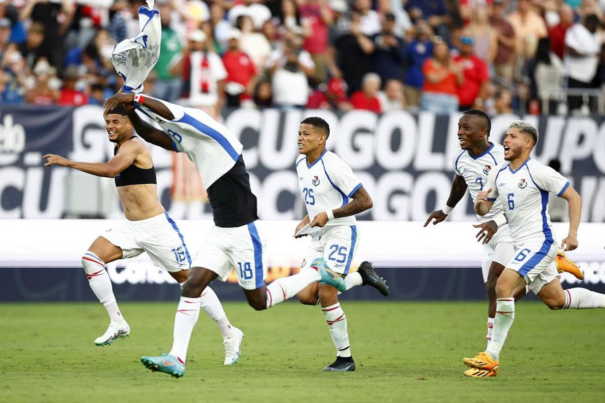 La locura se apoderó de los jugadores de la selección panameña tras el penal de Adalberto Carrasquilla.
