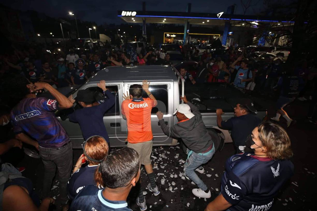En el Bulevar Morazán se vivió un espectacular ambiente por el título del Motagua.