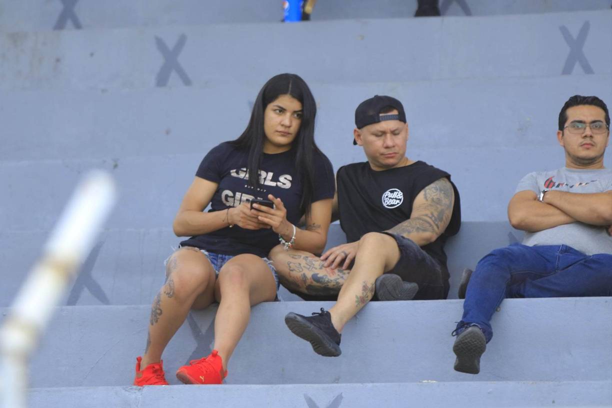 Parejas llegaron para apoyar a su equipo favorito.