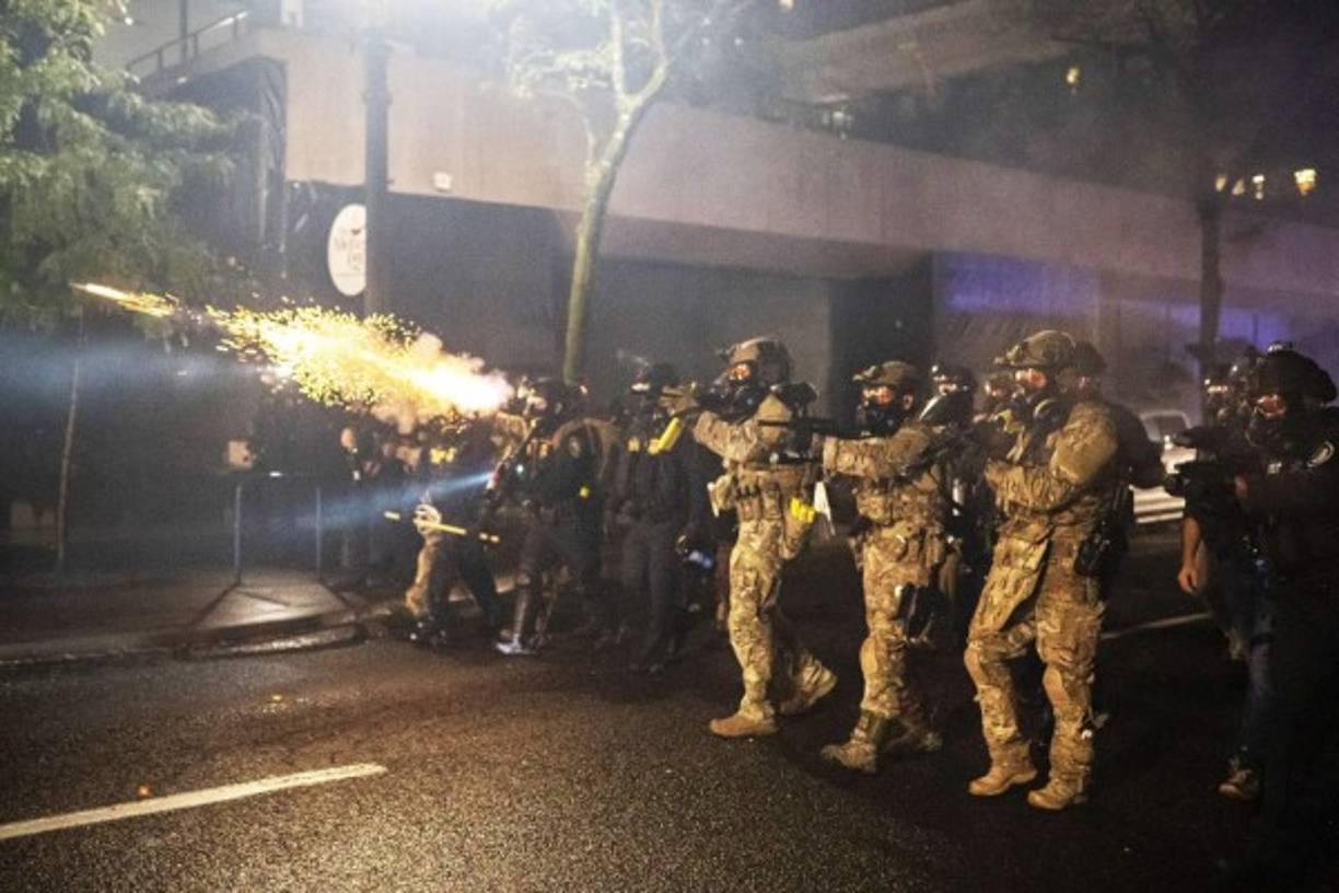 Al menos dos policías resultaron heridos de bala y 46 personas fueron detenidas en una noche de protestas y disturbios violentos en Louisville (Kentucky), después de que la Fiscalía de estado decidiera no imputar de asesinato a ningún agente de policía involucrado en la muerte a tiros en un registro domiciliario de la afroamericana Breonna Taylor en marzo.