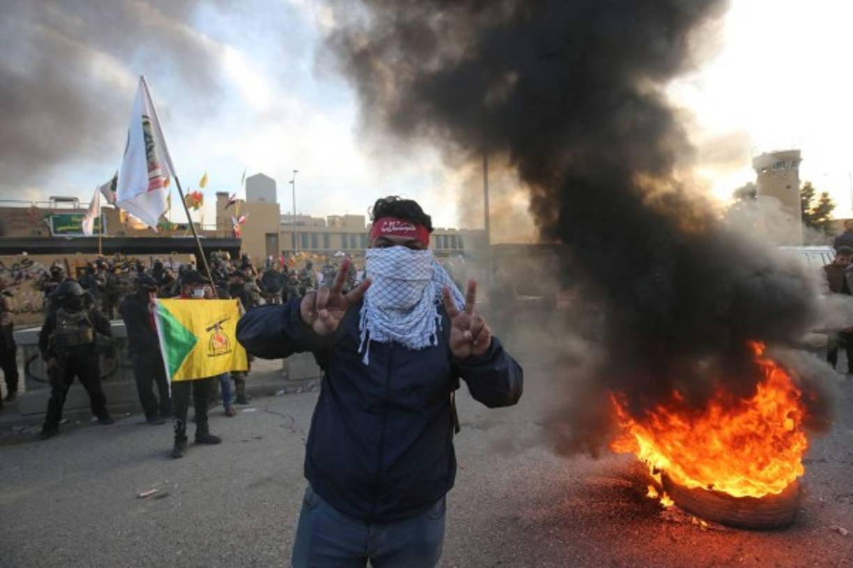 EEUU pidió a los ciudadanos estadounidenses a que no se acerquen a las inmediaciones de la embajada y recordó que el consultado en Erbil, la capital de la región autónoma kurda, permanece abierto y funciona con normalidad para el procesamiento de visados y otros servicios consulares.<br/>