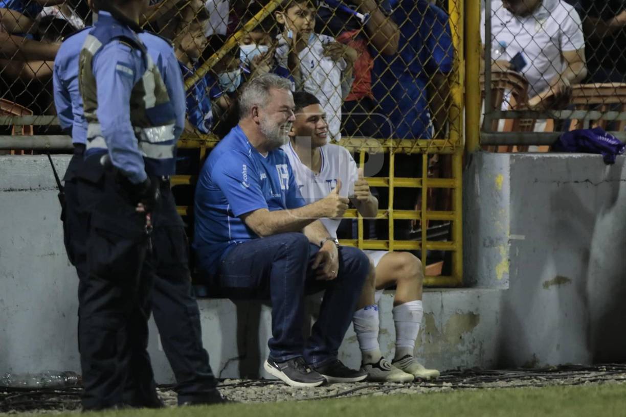 El alcalde Roberto Contreras de San Pedro Sula se tomó una fotografía con el volante Odín Ramos.