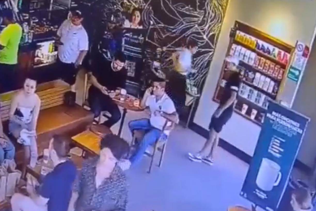 De acuerdo con testimonios, el homicidio ocurrió alrededor de las 14:10 horas, cuando la víctima estaba acompañada por uno de sus escoltas. 