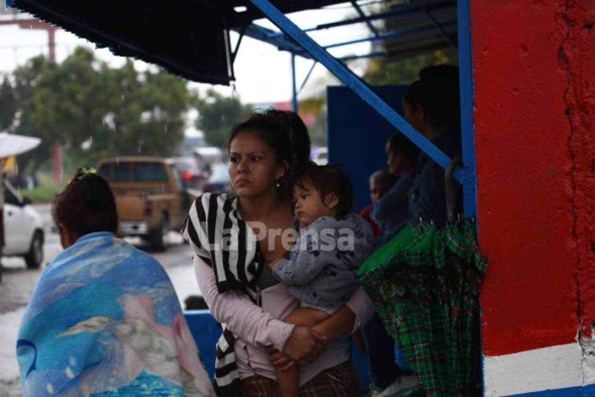 Adultos y niños viven una pesadilla con estas inundaciones, la pesadilla del Mitch vuelve a abrir las heridas que ya estaban sanadas.