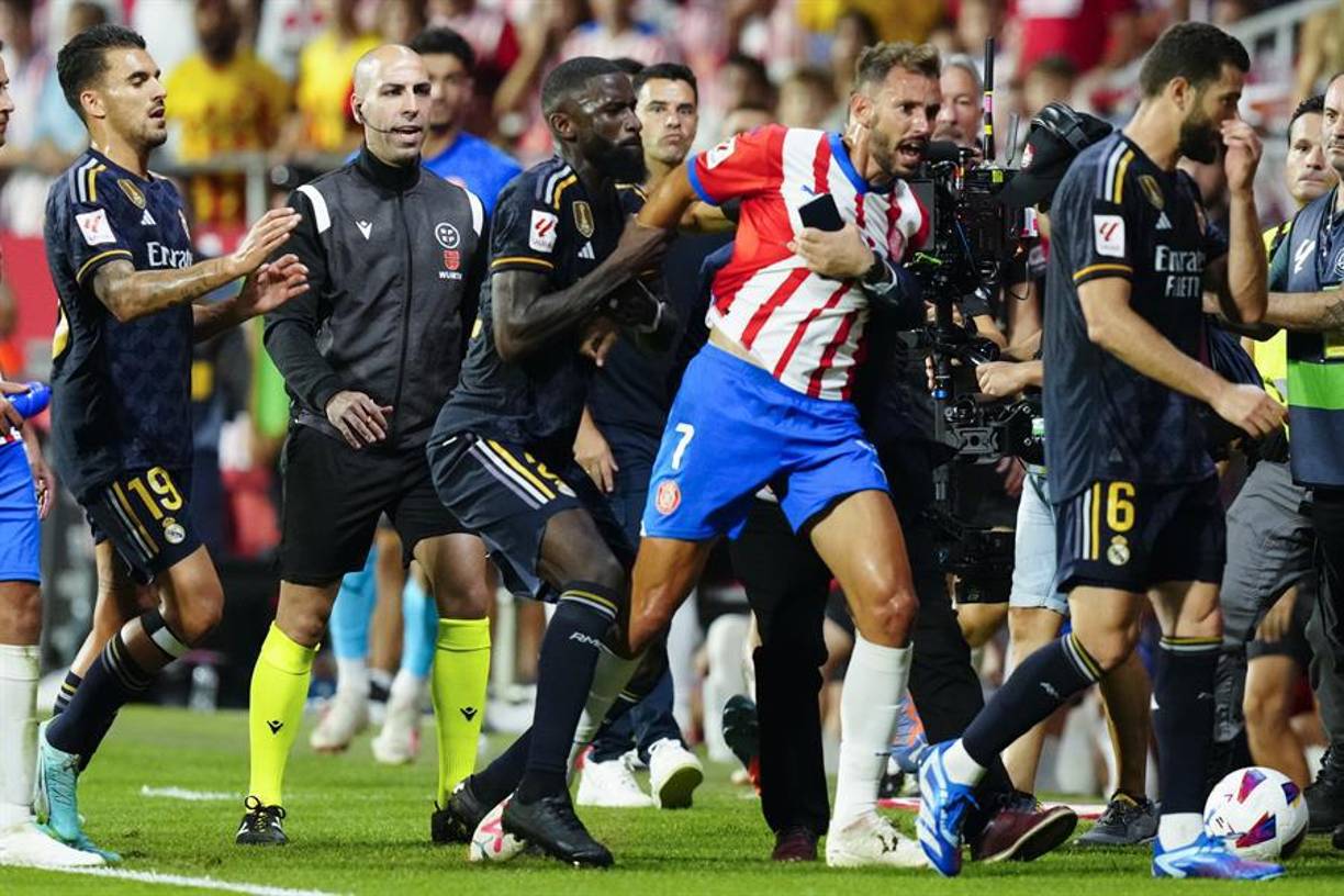 Cuando Nacho estaba abandonando el terreno de juego le dijo algo a Stuani lo que causó la molestia del futbolista del Girona.