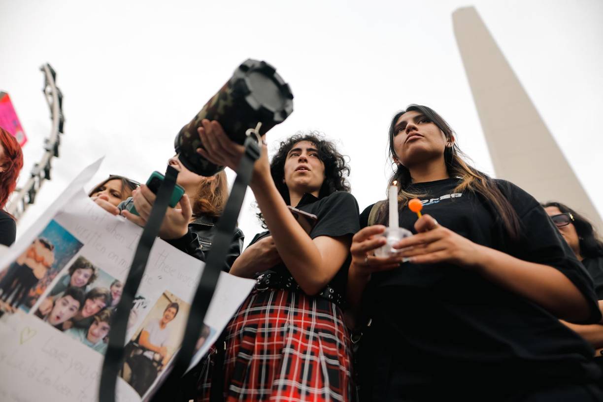 En ocasiones, los asistentes cantaban algunas de las canciones más conocidas de la banda, entre ellas <a rel="nofollow noopener noreferrer" href="https://x.com/charlotterlynch/status/1847994557532721434" target="_blank">“Story of My Life”,</a> “Night Changes” y <a rel="nofollow noopener noreferrer" href="https://x.com/Variety/status/1848004034998772005" target="_blank">“That’s What Makes You Beautiful”,</a> según las imágenes publicadas en línea.