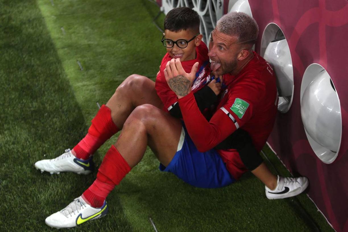 El jugador Francisco Calvo celebró la clasificación con su hijo.