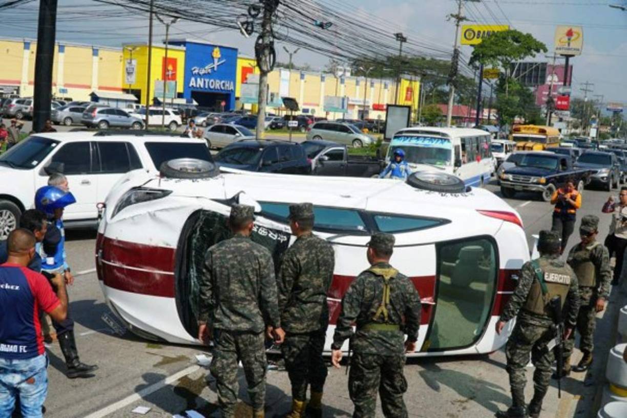 Una persona herida y cuatro carros dañados fue el saldo que dejó un accidente de tránsito que se suscitó la la mañana del 25 de enero en el bulevar del norte en las inmediaciones del puente del río Bermejo en San Pedro Sula.<br/><br/>En la cuádruple colisión participaron un turismo Hyundai Elantra, blanco, placas HAL 9256, un Toyota Hilux de paila, placas PDL 06088, una camioneta negra Rav 4, placas PEE 8945, y un turismo gris marca Mazda.