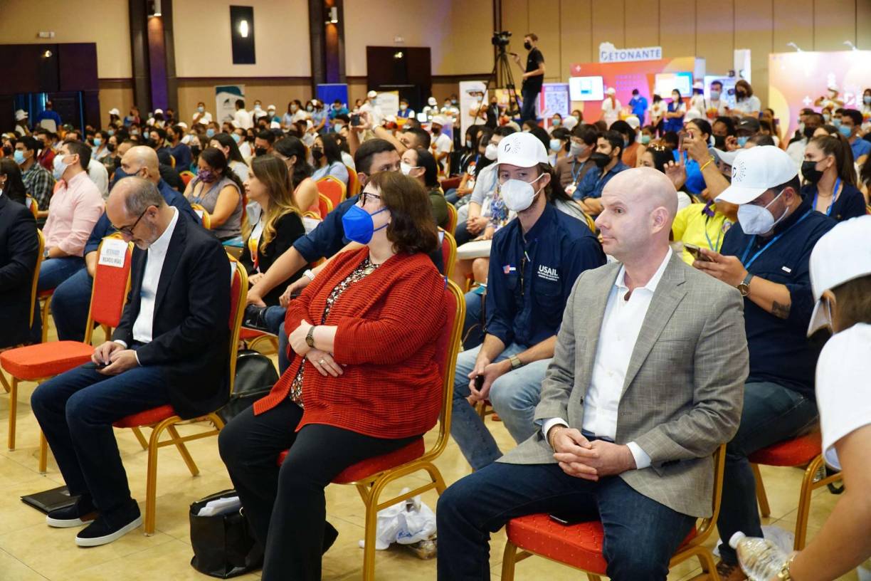 En la Capital Industrial, el encuentro fue en Expocentro en donde participaron representantes de las organizaciones antes mencionadas, el presidente de la Cámara de Comercio e Industrias de Cortés, Eduardo Facussé y Pedro Barquero, ministro de Desarrollo Económico.