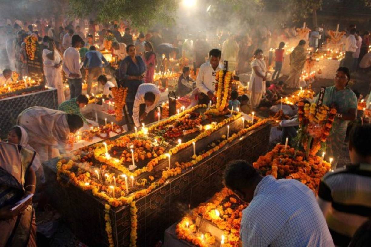 En la India, los cristianos encendieron velas en las tumbas para rezar por la paz de las almas de sus ancestros en ocasión del día de muertos.